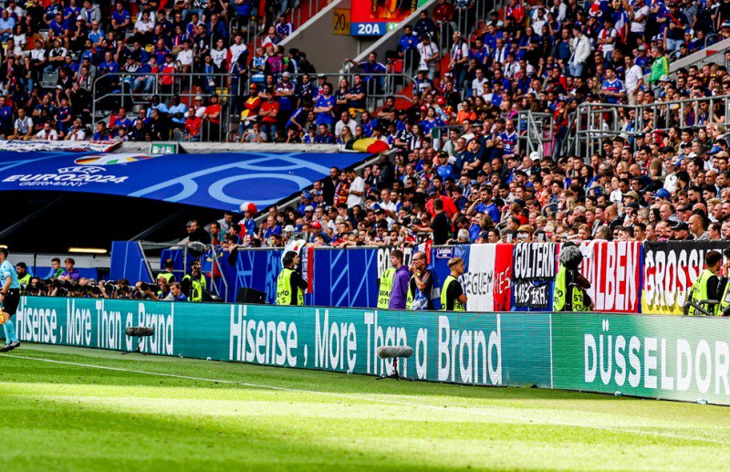  英超赛场现无人机抗议，呼吁放宽酒精销售限制  