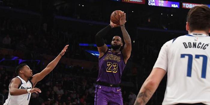  爱德华兹爆发森林狼加时击败独行侠取得四连胜  